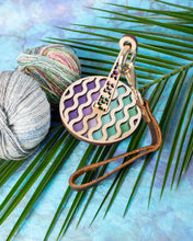 Load image into Gallery viewer, Funky Wave Mini Minder
