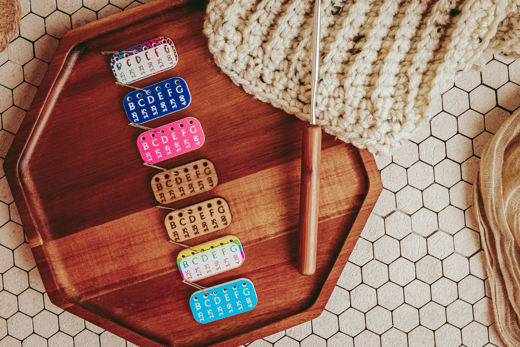 Crochet Hook Minder Set, Hook Size Reminder Stitch Markers: Rainbow Cheetah / Set of 3 - 1 each size