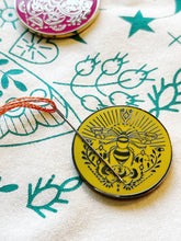 Load image into Gallery viewer, Bee Needle Minder
