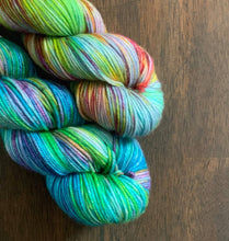 Load image into Gallery viewer, Unicorns VS. Narwhals- Essential DK
